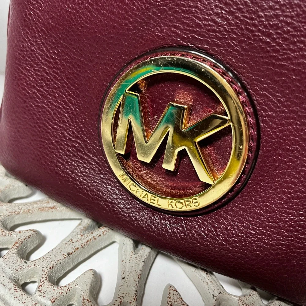 MICHAEL KORS LEATHER WRISTLET FULTON BAG